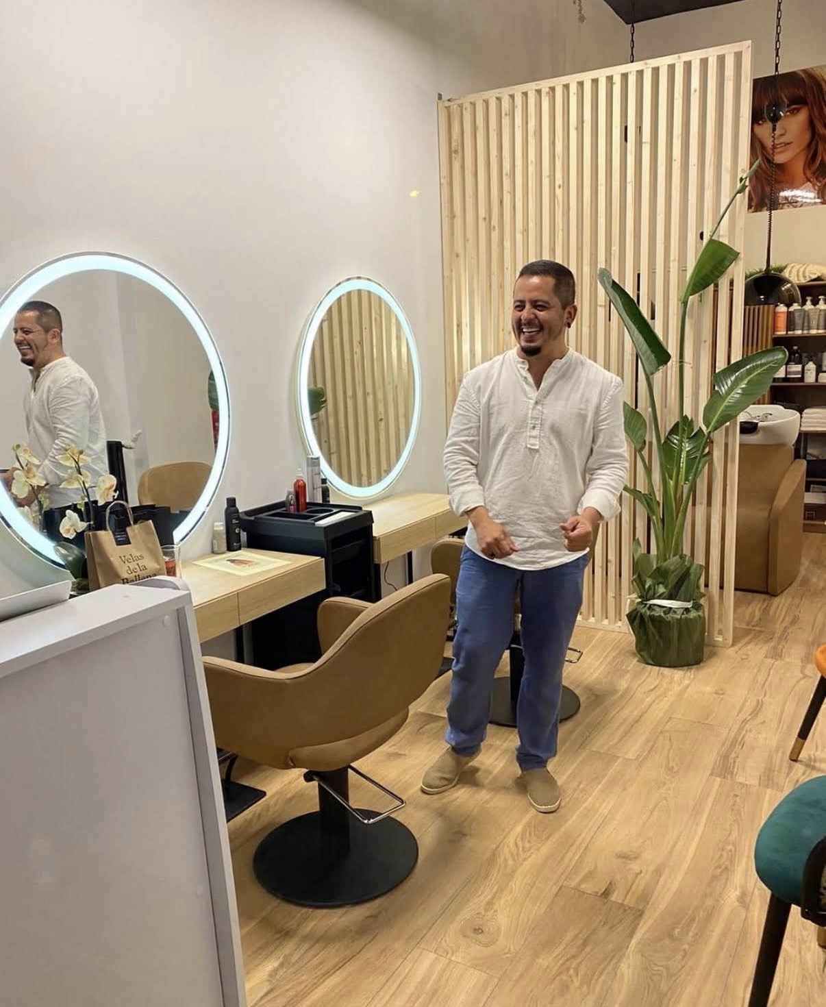 Manu Fdez en el salón de peluquería