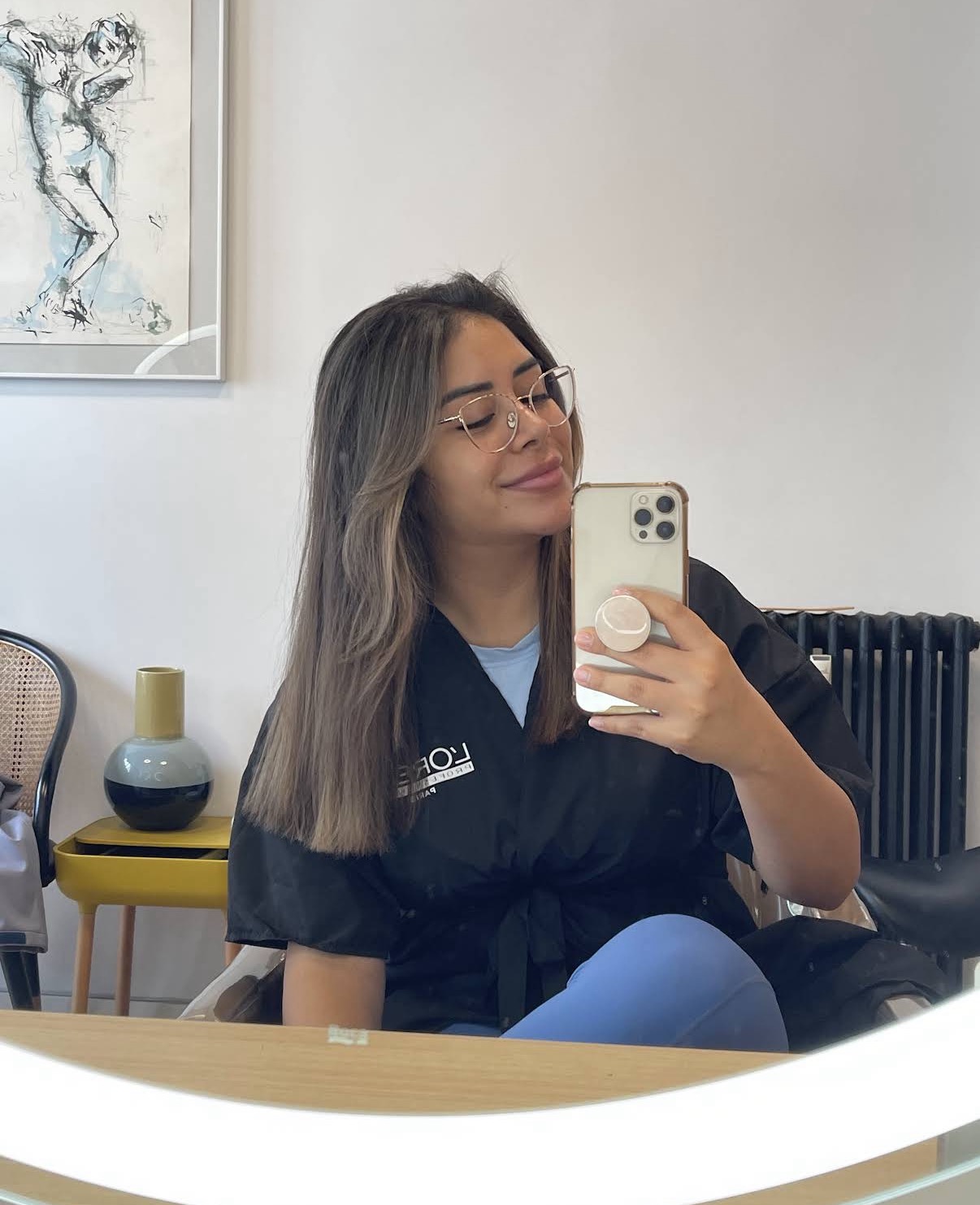 Clienta sonriendo con su nuevo look